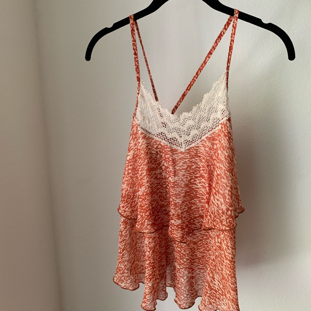 Two layer crisscrossed back tank